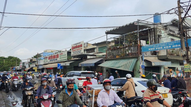 Hiện trường tan hoang sau vụ cháy dãy nhà ven kênh Tàu Hủ- Ảnh 8.