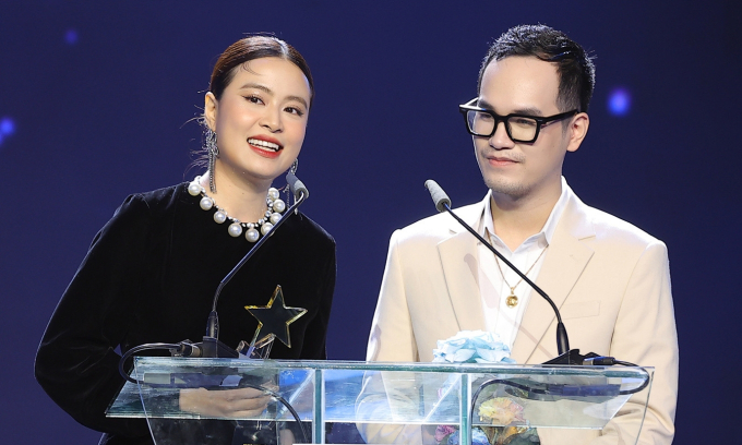 C&aacute;ch xưng h&ocirc; khi y&ecirc;u nhau của Ho&agrave;ng Th&ugrave;y Linh v&agrave; Đen V&acirc;u, thay đổi thế n&agrave;o sau đ&aacute;m hỏi tại Tam Đảo?- Ảnh 3.