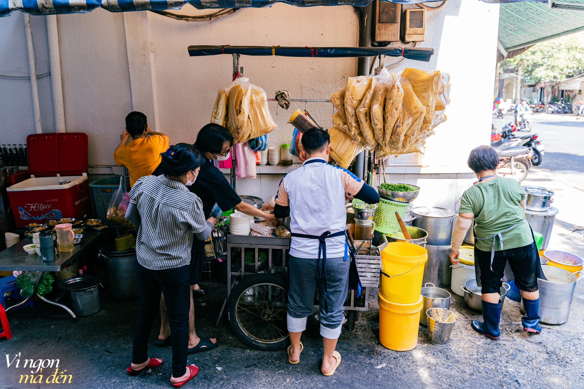 Tiệm hoành thánh lá đặc biệt ăn cùng tôm khô của cô chủ vui tính, bán 10 nồi trong 2 tiếng là hết hàng, nhất quyết không mở thêm vì... 