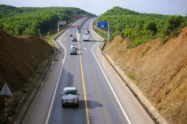 Phương tiện di chuyển trên cao tốc Cam Lộ-La Sơn cần chú ý gì từ ngày 4/4?- Ảnh 1.