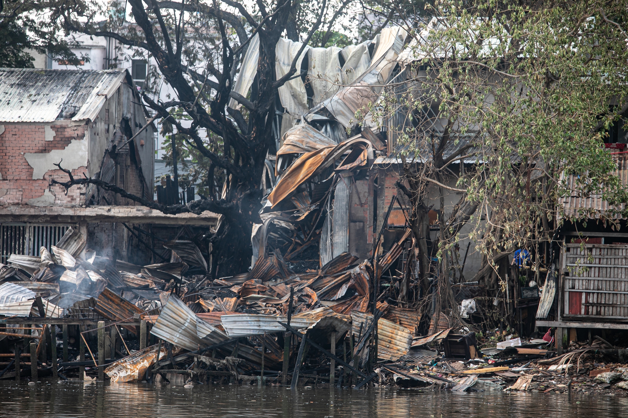 Cảnh hoang tàn sau vụ cháy dãy nhà ở quận 8- Ảnh 12.