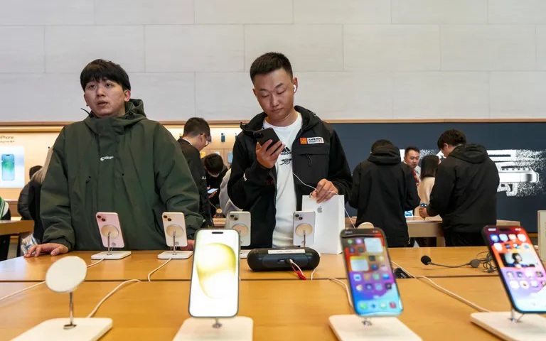 'Tôi không dùng iPhone đâu, lạc hậu rồi' - Người Trung Quốc chê bai: Giờ cầm điện thoại này mới là sang!