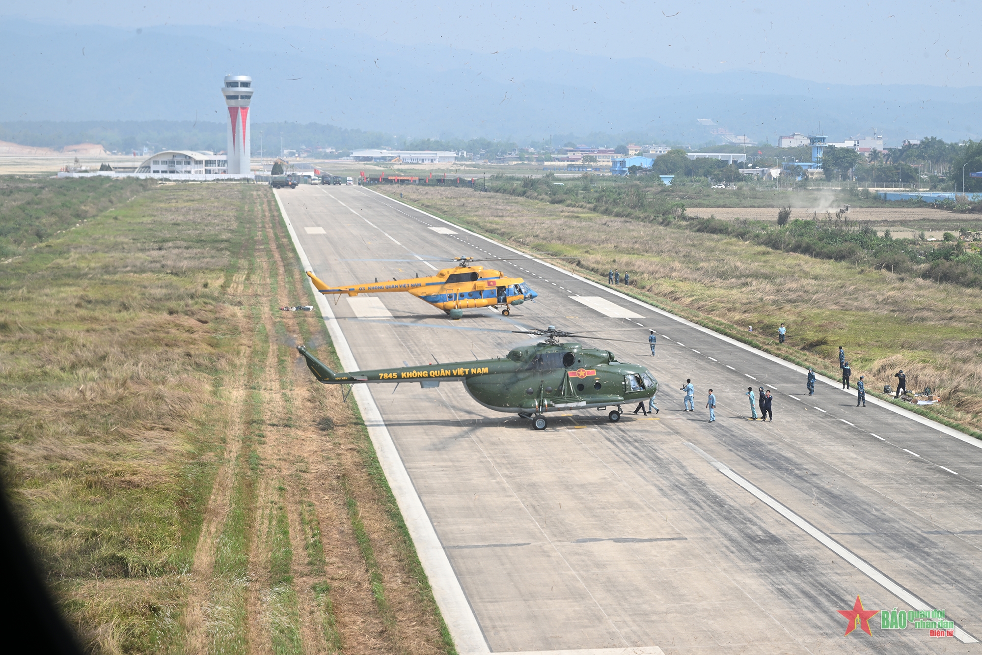 Cận cảnh dàn 12 chiếc trực thăng của Không quân Việt Nam lần đầu xuất hiện tại sân bay Điện Biên- Ảnh 5.