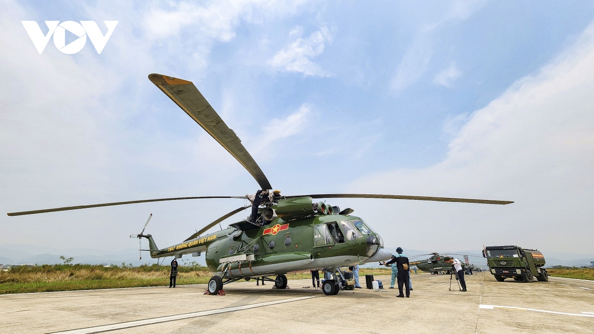 Cận cảnh dàn 12 chiếc trực thăng của Không quân Việt Nam lần đầu xuất hiện tại sân bay Điện Biên- Ảnh 4.