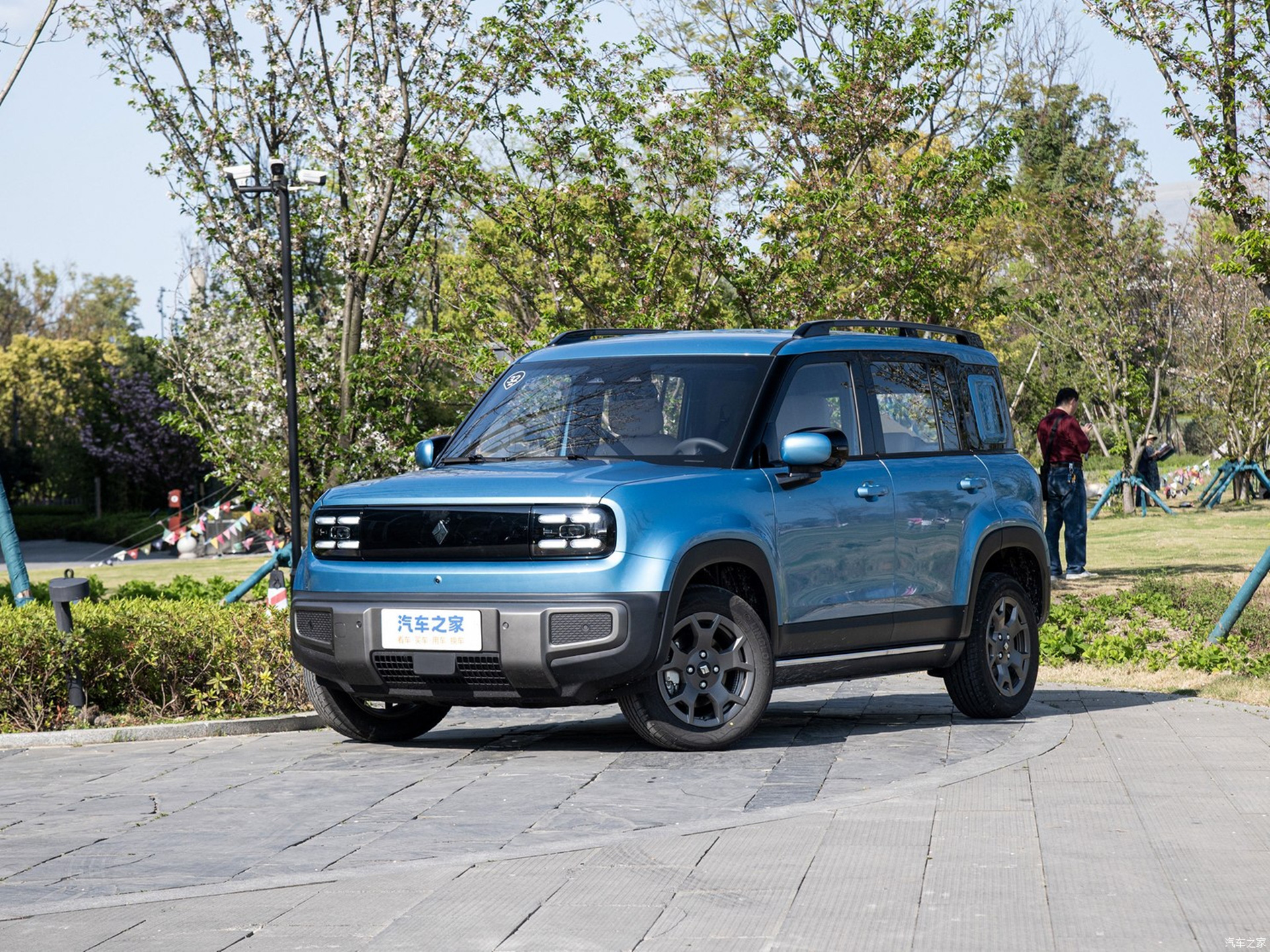 Baojun Yep Plus 2024 được phân phối với hai cấu hình có giá 93.800 NDT (306 triệu VNĐ) và 103.800 NDT (339 triệu VNĐ). Nếu xét theo mức giá quy đổi, mẫu xe ngang cỡ VinFast VF 5 này không đắt hơn Wuling Mini EV bản cao nhất một chút (279 triệu đồng) quá nhiều, và còn thấp hơn những mẫu xe hạng A tại Việt Nam - Ảnh: Autohome