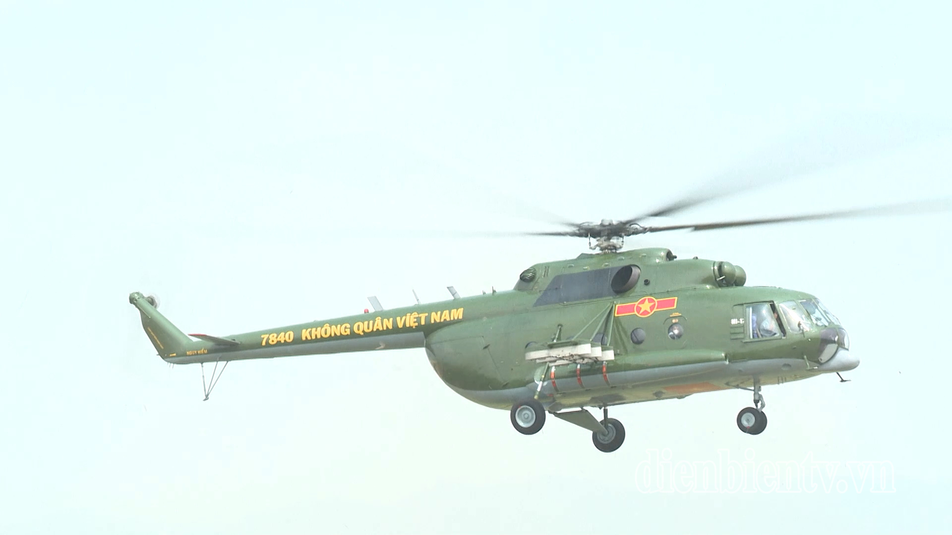 Cận cảnh dàn 12 chiếc trực thăng của Không quân Việt Nam lần đầu xuất hiện tại sân bay Điện Biên- Ảnh 1.