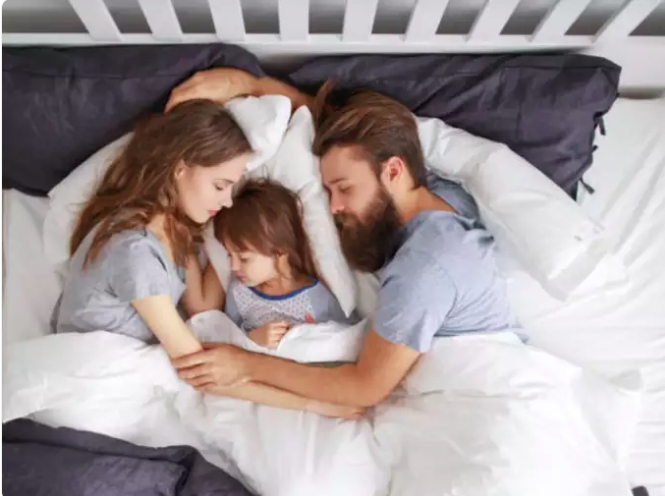 ​6 vấn đề sức khỏe phổ biến khi ngủ dưới điều hòa- Ảnh 1.