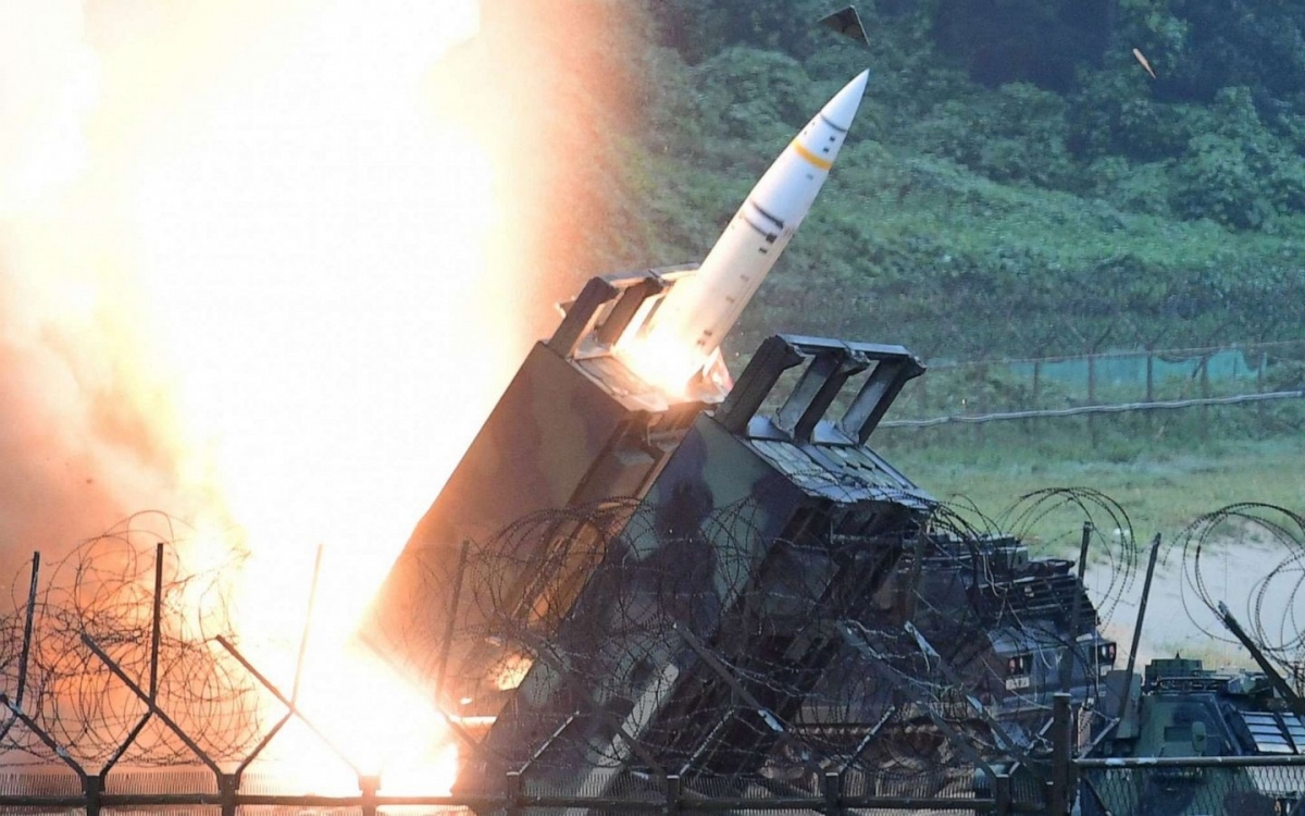 Ngón đòn mới của Ukraine: Tập kích tên lửa đạn đạo vào căn cứ không quân Nga- Ảnh 1.