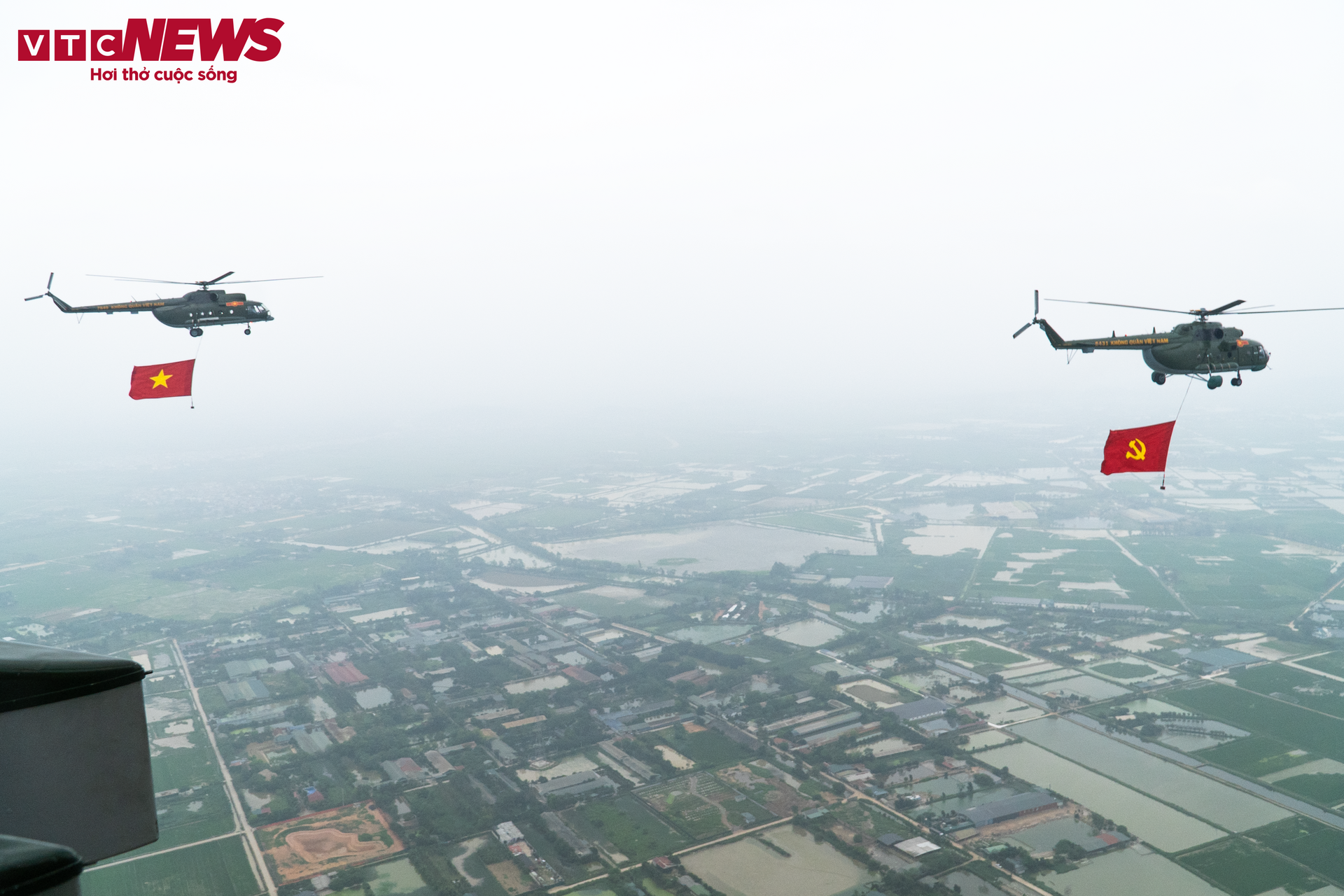 Cận cảnh dàn 12 chiếc trực thăng của Không quân Việt Nam lần đầu xuất hiện tại sân bay Điện Biên- Ảnh 8.