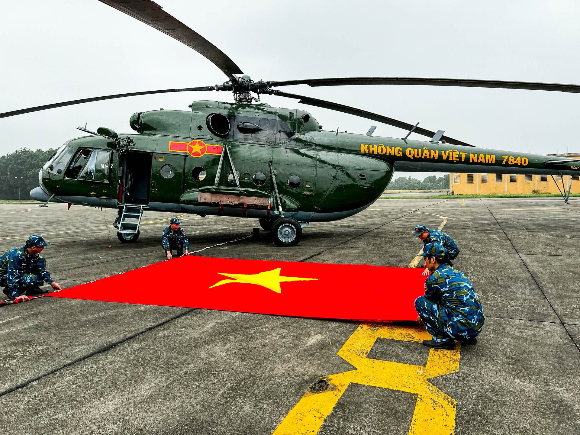 Cận cảnh dàn 12 chiếc trực thăng của Không quân Việt Nam lần đầu xuất hiện tại sân bay Điện Biên- Ảnh 9.