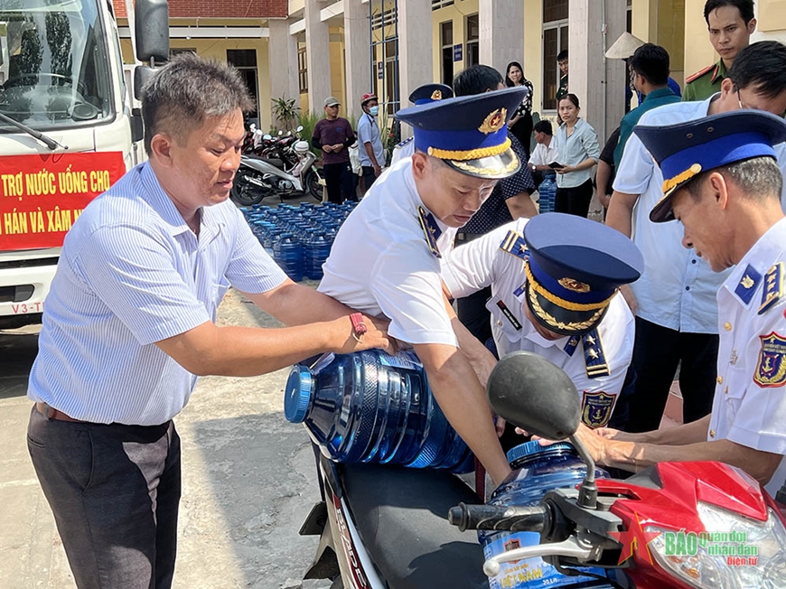 Bộ tư lệnh Vùng Cảnh sát biển 3 hỗ trợ nước ngọt cho nhân dân Bến Tre- Ảnh 2.