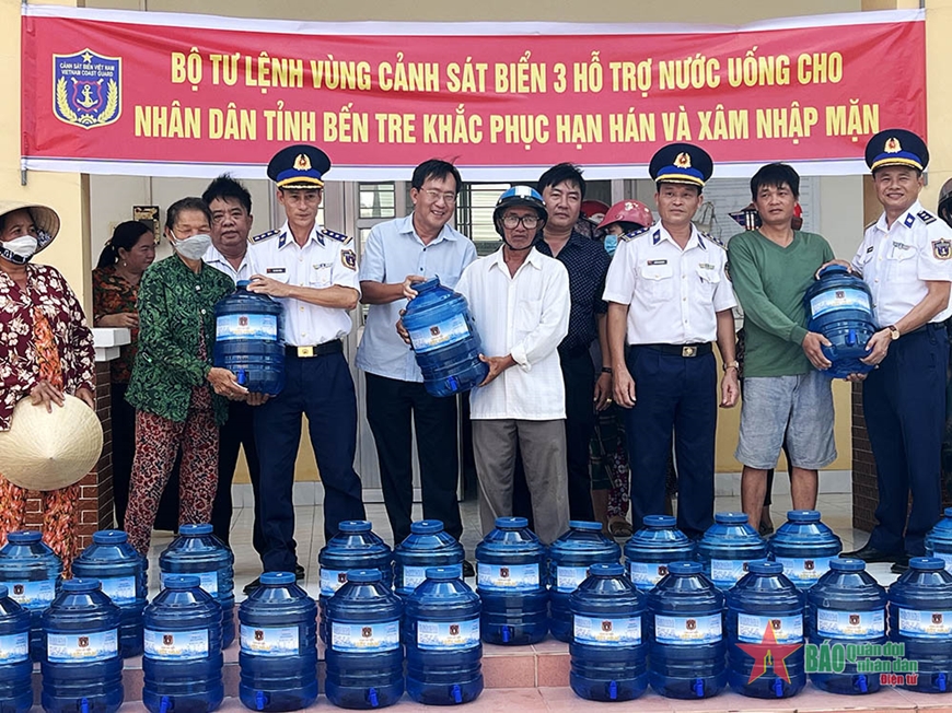 Bộ tư lệnh Vùng Cảnh sát biển 3 hỗ trợ nước ngọt cho nhân dân Bến Tre- Ảnh 1.