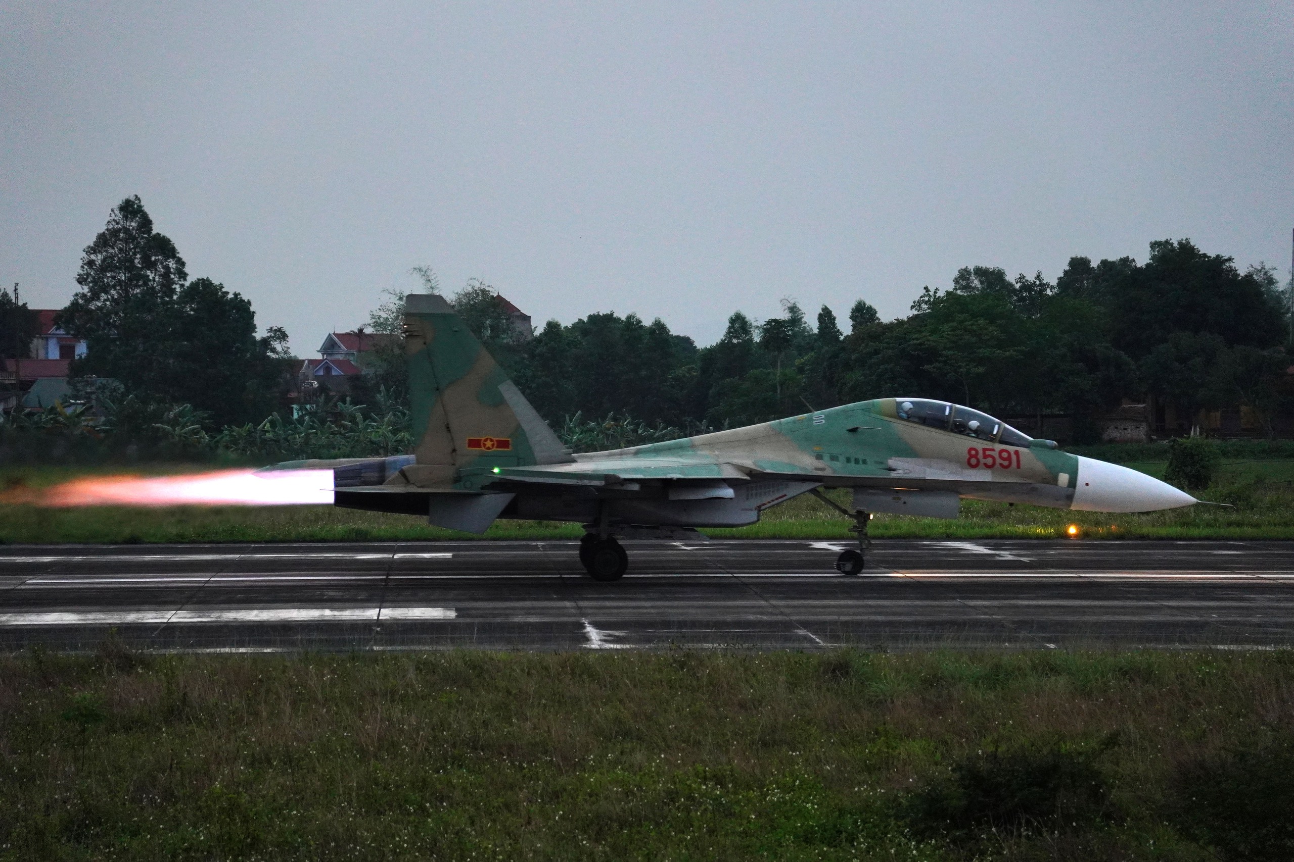 Ngắm “hổ mang chúa” SU30-MK2 hiện đại nhất của không quân Việt Nam xuất kích bay trên bầu trời đêm- Ảnh 11.