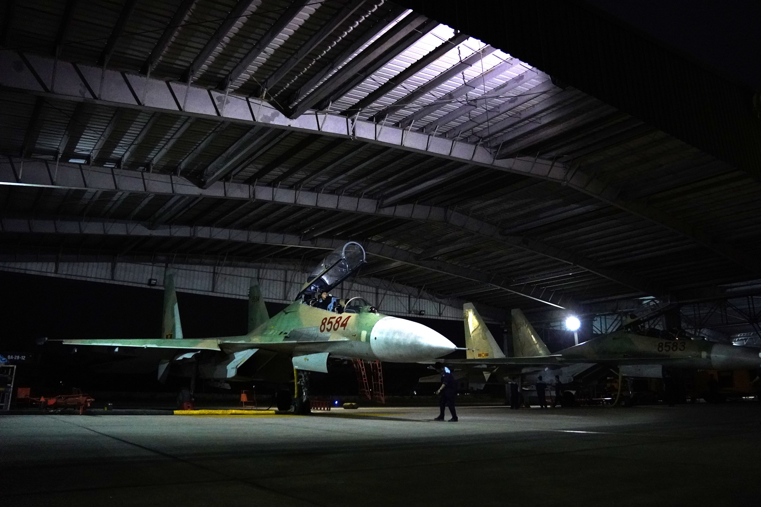 Ngắm “hổ mang chúa” SU30-MK2 hiện đại nhất của không quân Việt Nam xuất kích bay trên bầu trời đêm- Ảnh 8.