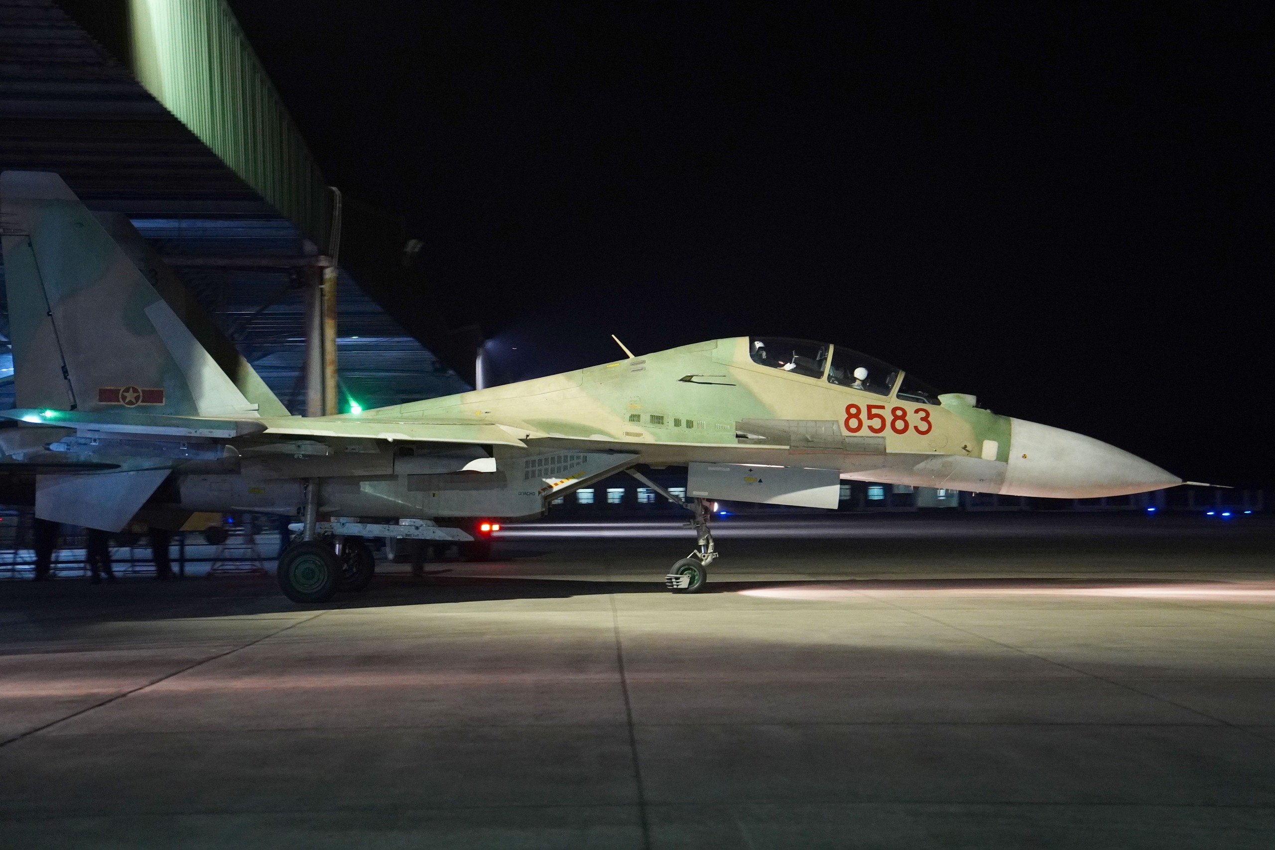 Ngắm “hổ mang chúa” SU30-MK2 hiện đại nhất của không quân Việt Nam xuất kích bay trên bầu trời đêm- Ảnh 10.