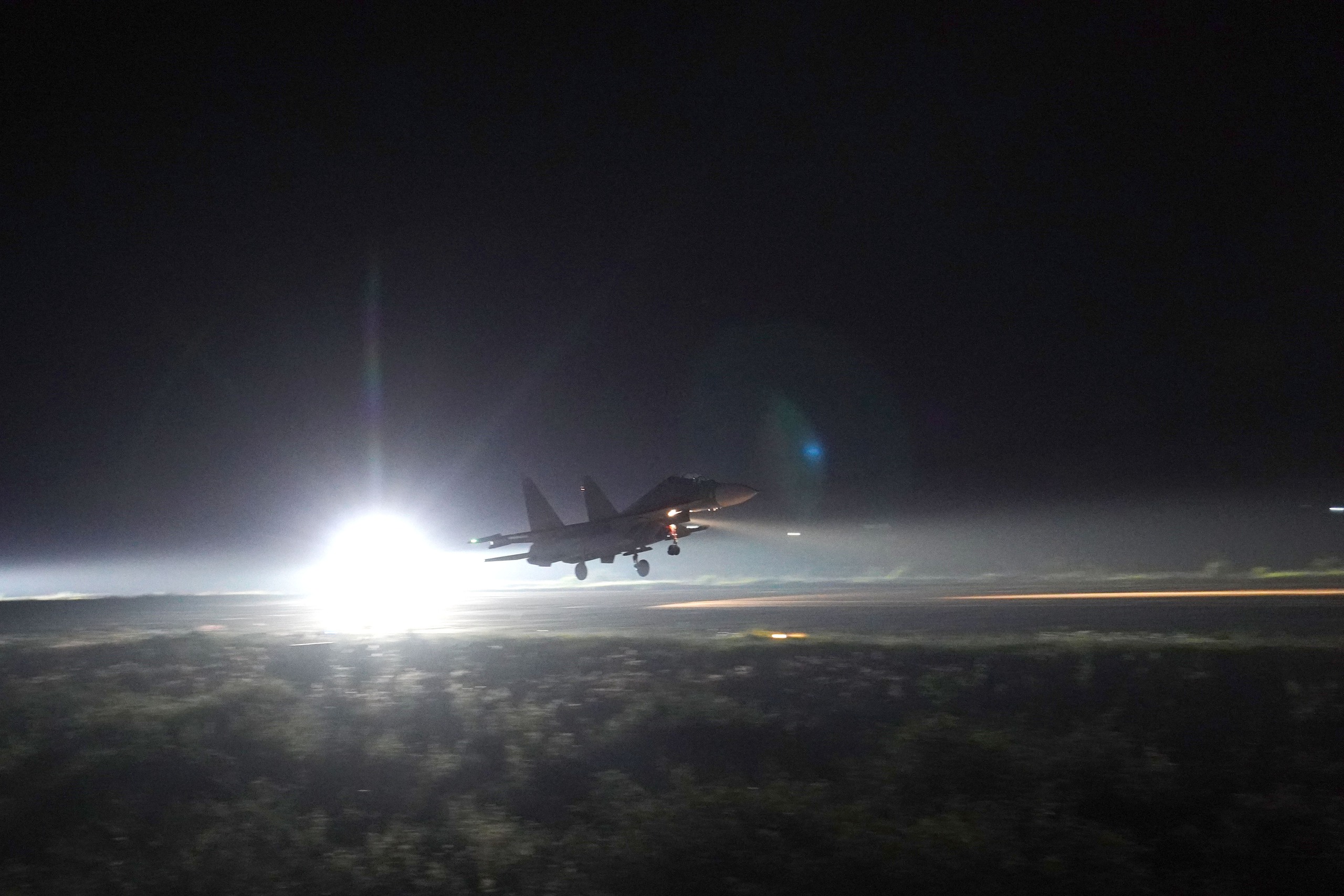 Ngắm “hổ mang chúa” SU30-MK2 hiện đại nhất của không quân Việt Nam xuất kích bay trên bầu trời đêm- Ảnh 13.