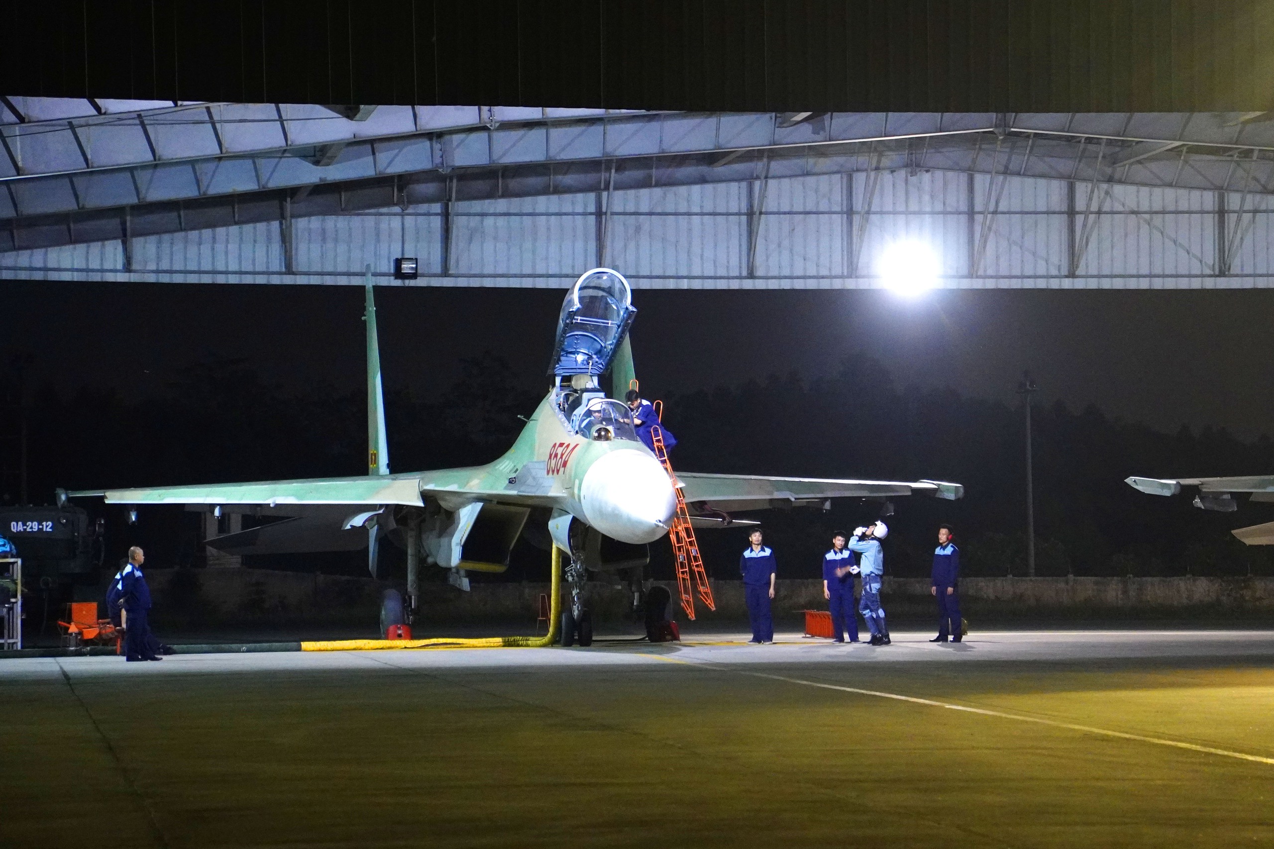 Ngắm “hổ mang chúa” SU30-MK2 hiện đại nhất của không quân Việt Nam xuất kích bay trên bầu trời đêm- Ảnh 15.