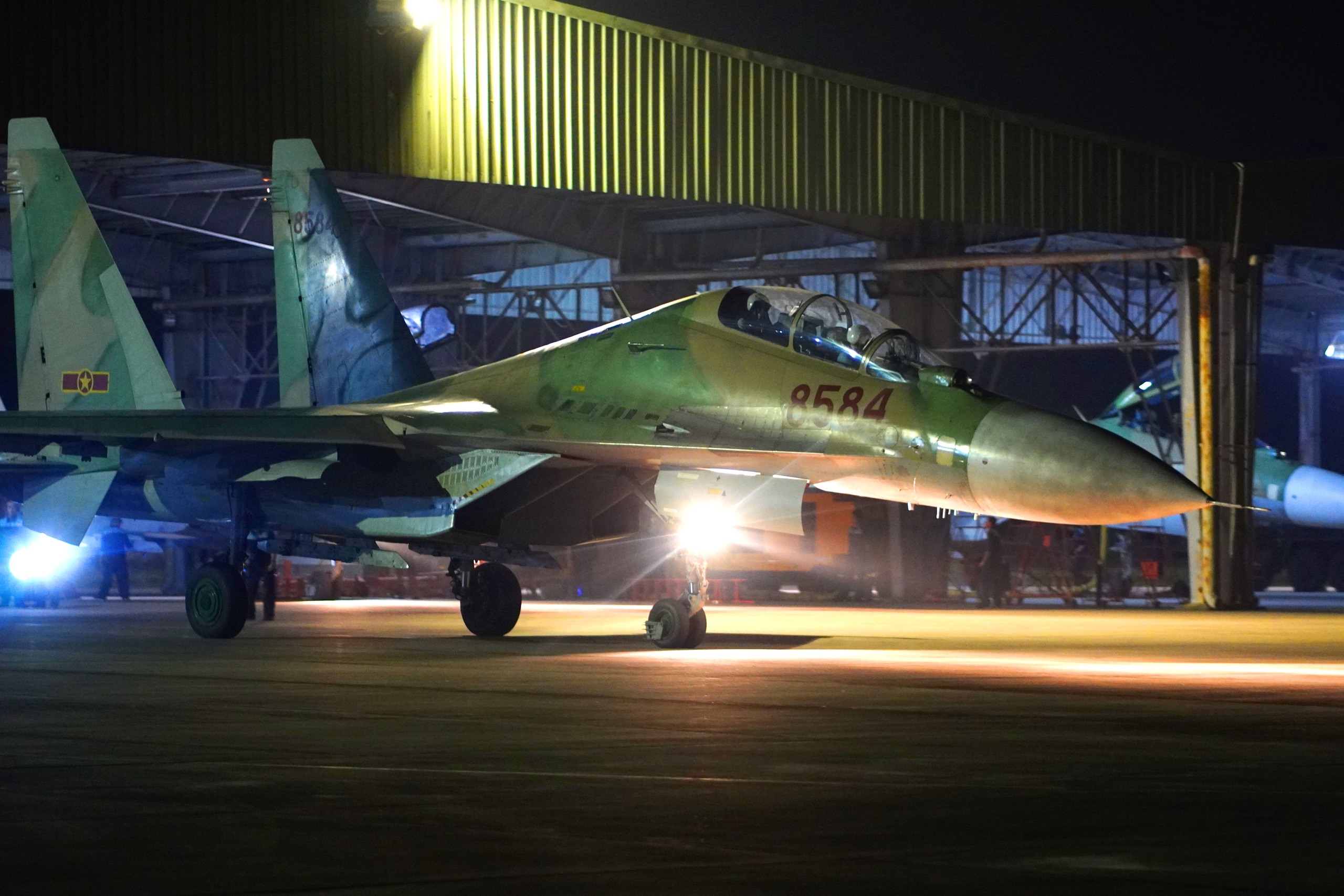 Ngắm “hổ mang chúa” SU30-MK2 hiện đại nhất của không quân Việt Nam xuất kích bay trên bầu trời đêm- Ảnh 9.