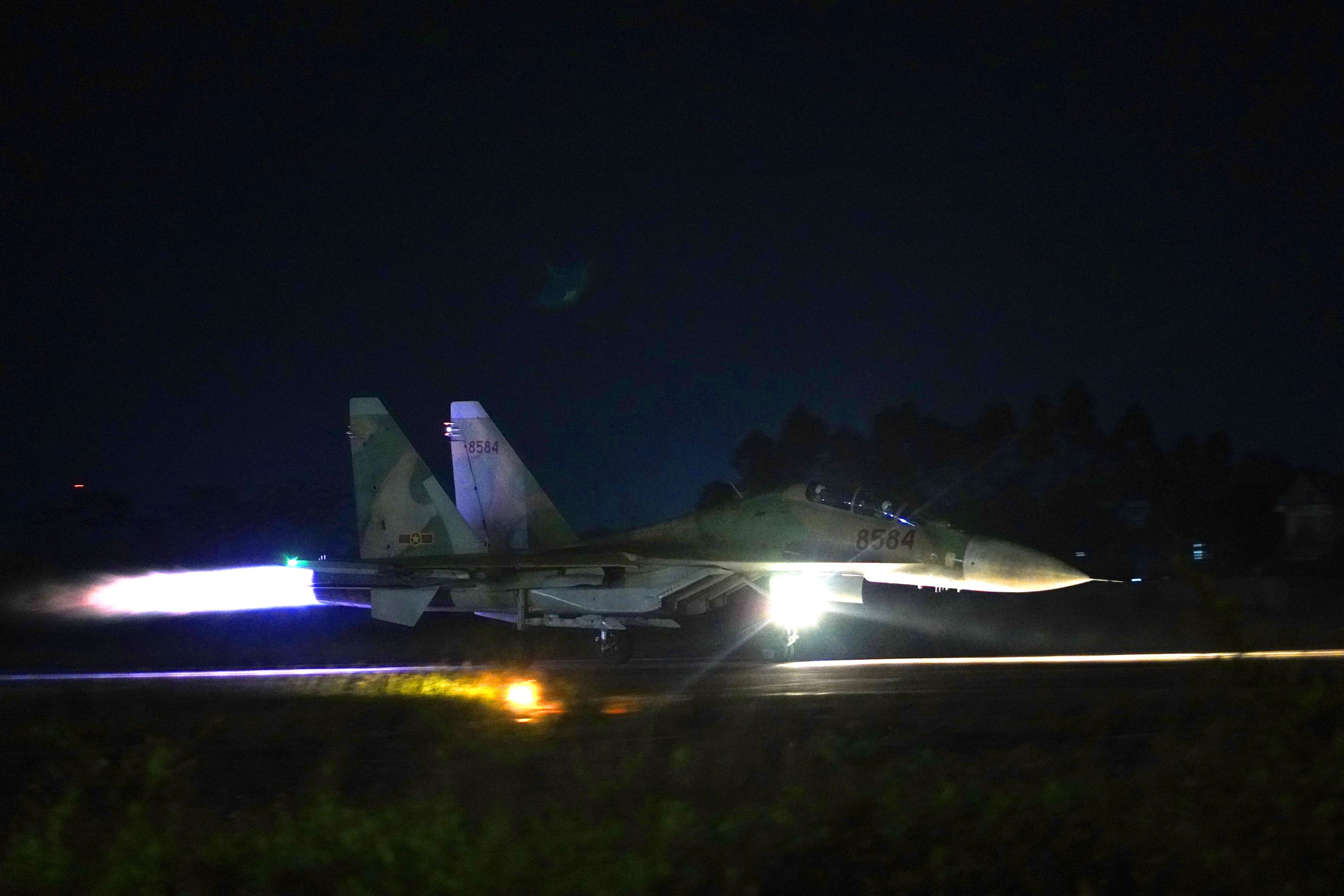 Ngắm “hổ mang chúa” SU30-MK2 hiện đại nhất của không quân Việt Nam xuất kích bay trên bầu trời đêm- Ảnh 12.