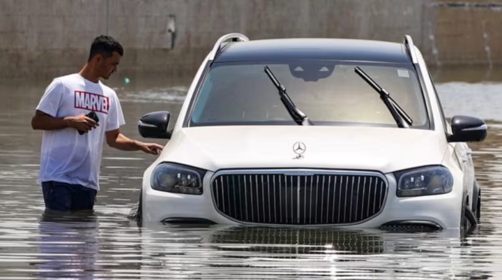 Dubai chìm trong nước nhiều ngày sau trận mưa lớn nhất 75 năm- Ảnh 1.
