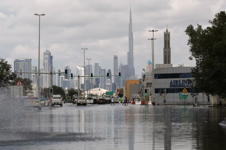 Dubai chìm trong nước nhiều ngày sau trận mưa lớn nhất 75 năm- Ảnh 3.