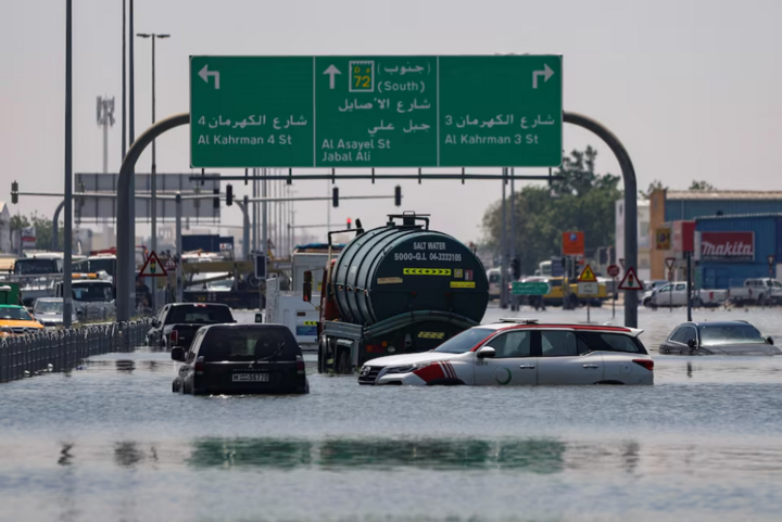 Dubai chìm trong nước nhiều ngày sau trận mưa lớn nhất 75 năm- Ảnh 2.