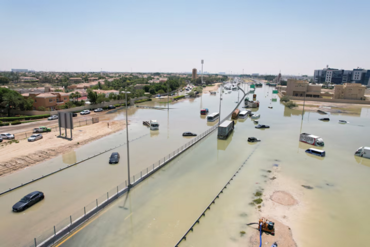 Dubai chìm trong nước nhiều ngày sau trận mưa lớn nhất 75 năm- Ảnh 4.