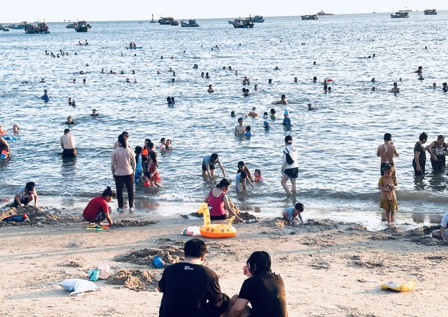 Người dân đổ xô đến biển Vũng Tàu để 'hạ hỏa' mùa nắng nóng- Ảnh 9.