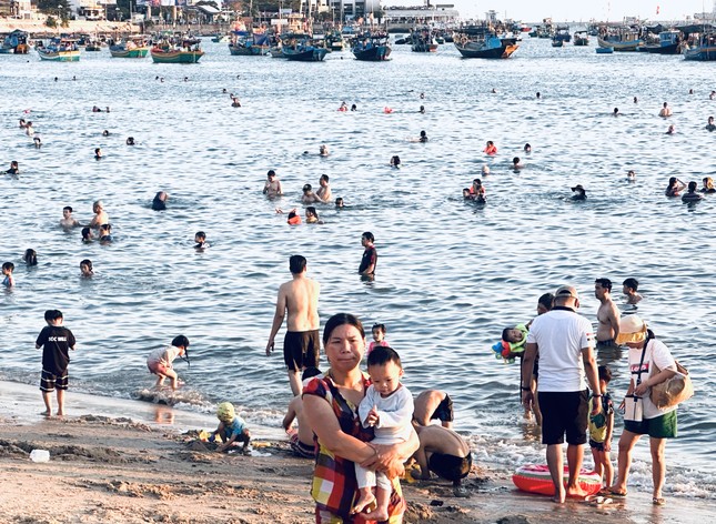 Người dân đổ xô đến biển Vũng Tàu để 'hạ hỏa' mùa nắng nóng- Ảnh 8.