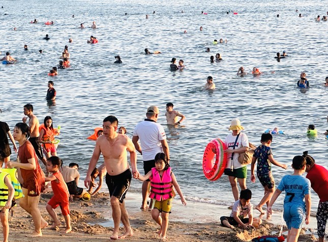 Người dân đổ xô đến biển Vũng Tàu để 'hạ hỏa' mùa nắng nóng- Ảnh 7.