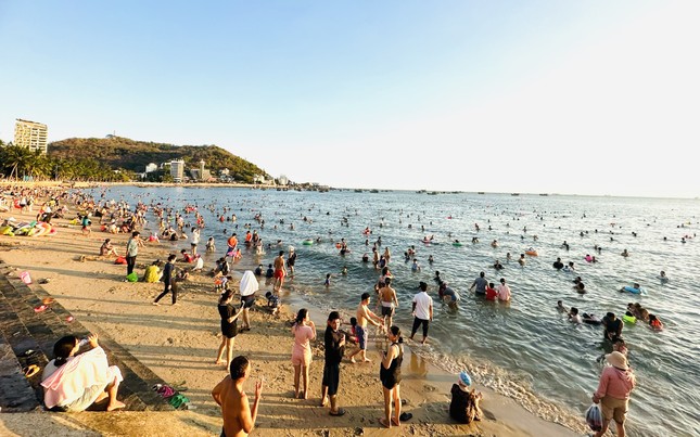 Người dân đổ xô đến biển Vũng Tàu để 'hạ hỏa' mùa nắng nóng- Ảnh 6.