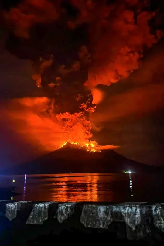Núi lửa ở Indonesia tiếp tục phun trào, 11.000 người được yêu cầu sơ tán- Ảnh 1.