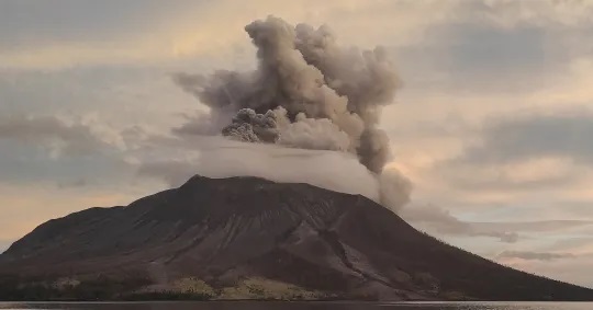Núi lửa ở Indonesia tiếp tục phun trào, 11.000 người được yêu cầu sơ tán- Ảnh 2.