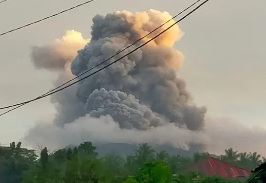 Núi lửa ở Indonesia tiếp tục phun trào, 11.000 người được yêu cầu sơ tán- Ảnh 3.