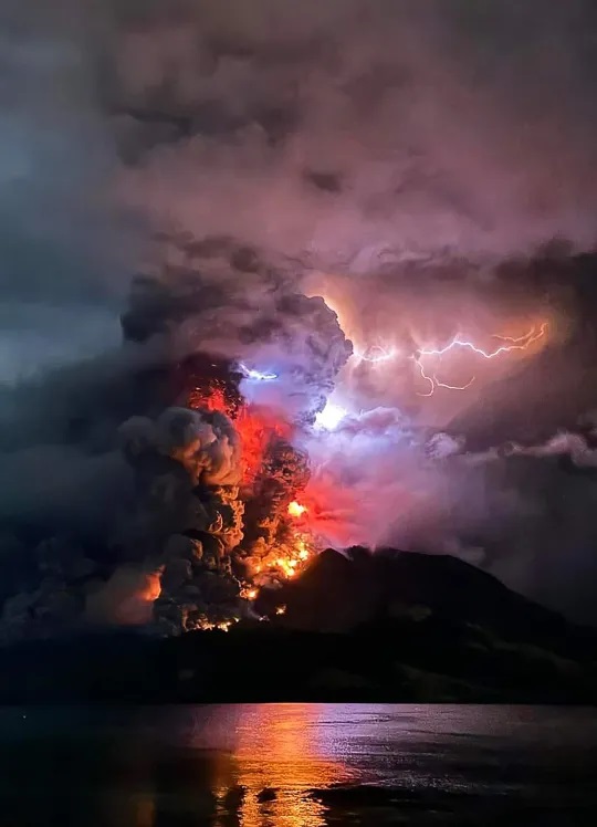 Núi lửa ở Indonesia tiếp tục phun trào, 11.000 người được yêu cầu sơ tán- Ảnh 4.