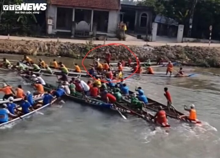 Xôn xao khán giả lấy gạch ném vận động viên rơi xuống sông tại lễ hội đua ghe- Ảnh 3.