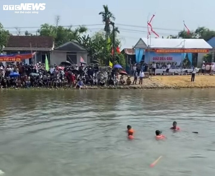 Xôn xao khán giả lấy gạch ném vận động viên rơi xuống sông tại lễ hội đua ghe- Ảnh 2.