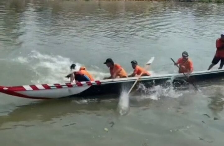 Xôn xao khán giả lấy gạch ném vận động viên rơi xuống sông tại lễ hội đua ghe- Ảnh 1.