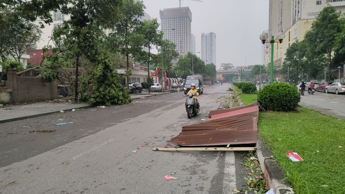 Hà Nội sau trận mưa lốc kinh hoàng: Hàng loạt cây cối đổ rạp, nhà trọ bị cuốn bay mái khiến bố mẹ phải ôm con di tản trong đêm- Ảnh 2.