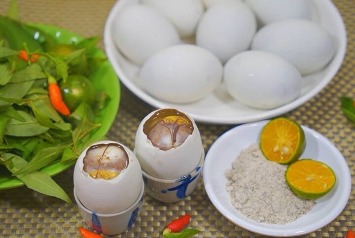 Luộc trứng vịt lộn cho thêm thứ này, trứng sẽ không tanh và rất ngon- Ảnh 2.