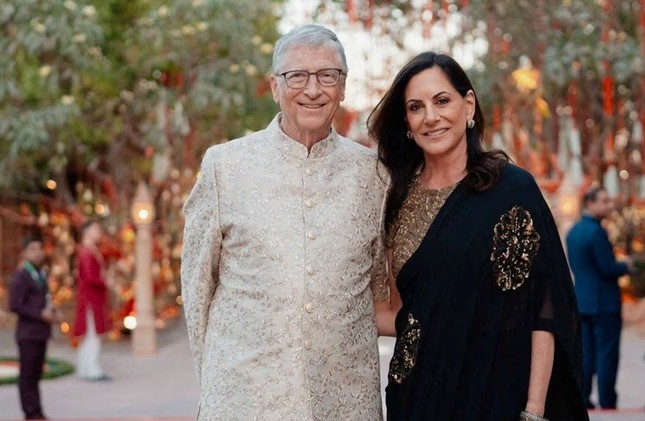 Trong khi Bill Gates vừa công khai đưa bạn gái du lịch Việt Nam, vợ cũ khoe nhẫn kim cương chuẩn bị đính hôn với tình mới?- Ảnh 2.