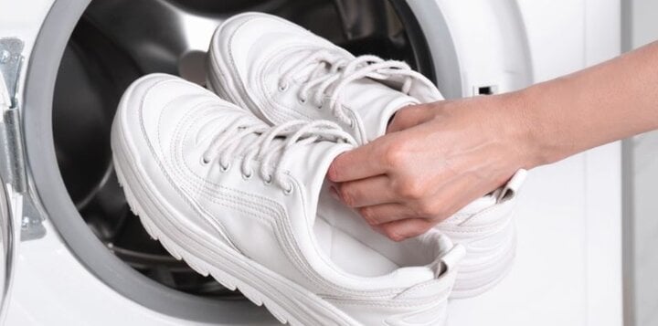 Cách làm khô giày thể thao nhanh chóng bằng máy sấy quần áo- Ảnh 1.