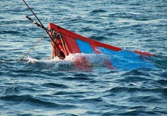 Dông lốc đánh chìm tàu cá trên vùng biển Quảng Ninh, 4 ngư dân mất tích- Ảnh 1.