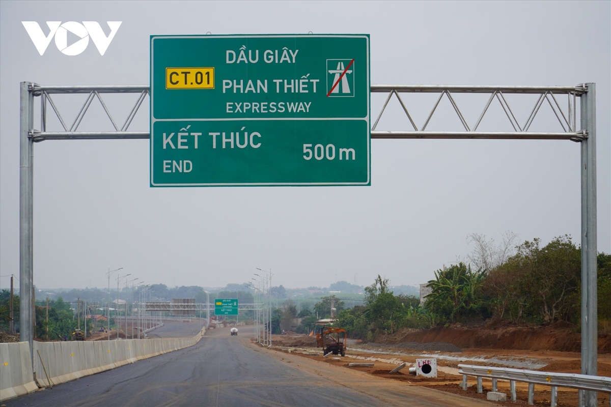 Cao tốc Phan Thiết-Dầu Giây bị cắt điện vì nợ tiền, Bộ GTVT lên tiếng- Ảnh 2.