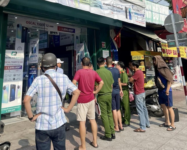 Truy tìm nhóm người nói tiếng nước ngoài cướp tiệm điện thoại ở Nha Trang- Ảnh 1.