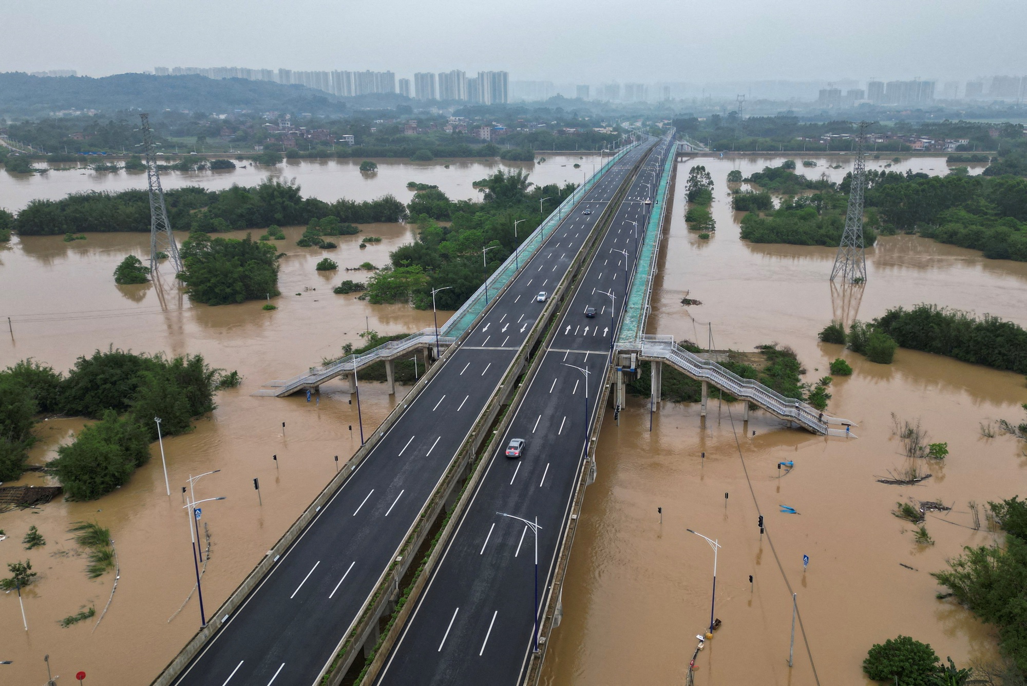 Ảnh, clip: Lũ lụt nghiêm trọng nhất trong 100 năm đổ bộ Trung Quốc, ảnh từ trên cao tiết lộ hiện trường kinh hoàng- Ảnh 5.