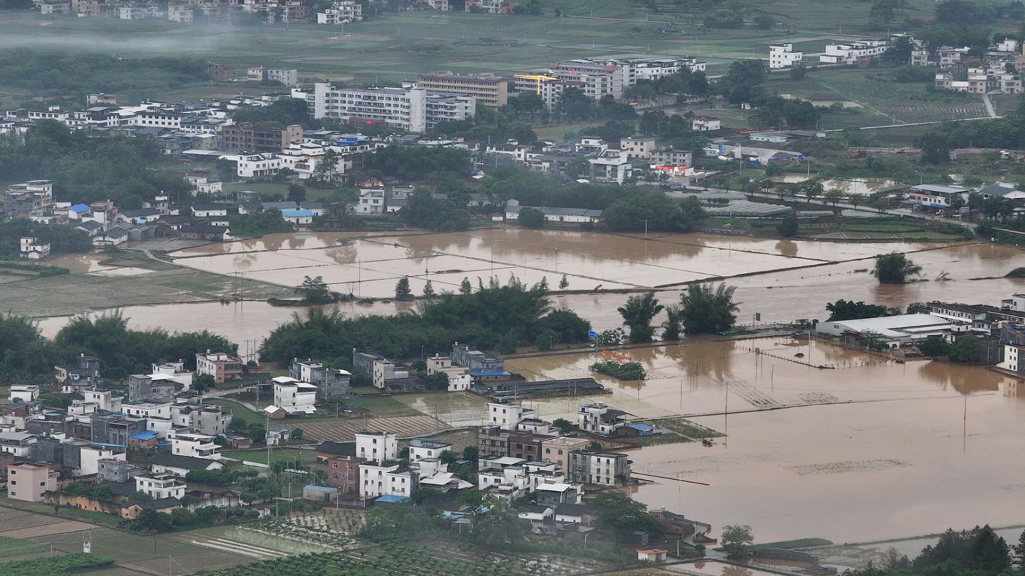 Ảnh, clip: Lũ lụt nghiêm trọng nhất trong 100 năm đổ bộ Trung Quốc, ảnh từ trên cao tiết lộ hiện trường kinh hoàng- Ảnh 1.