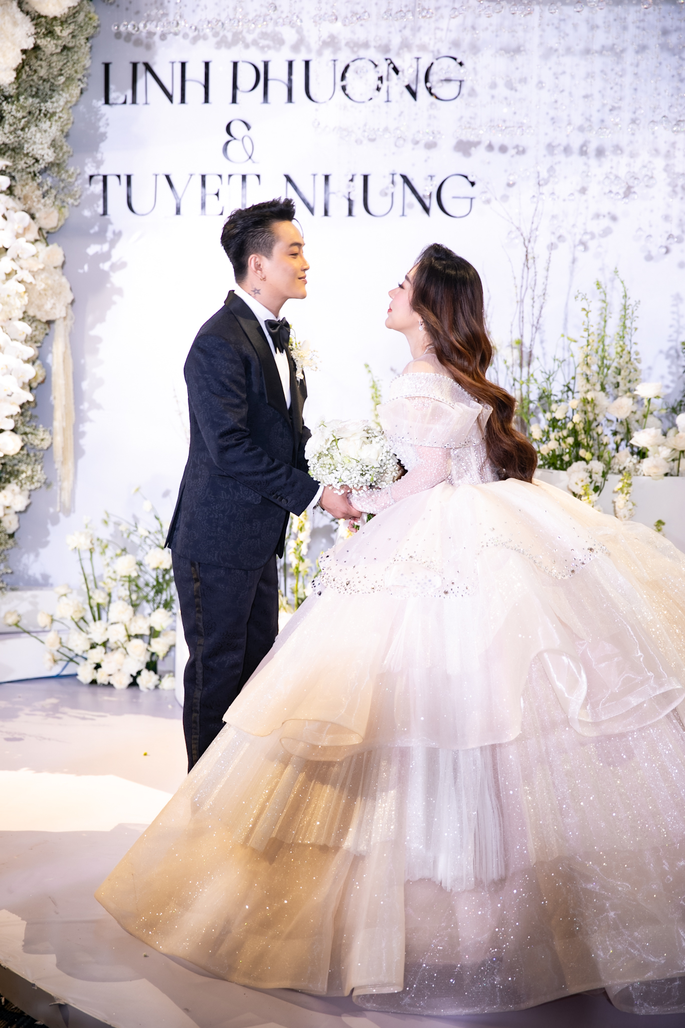 Đám cưới TiTi (HKT): Tiến Luật - Lâm Vỹ Dạ và dàn sao Vbiz đổ bộ chúc mừng- Ảnh 1.