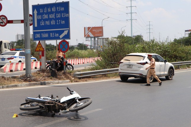 Dựng lại hiện trường vụ ô tô tông xe máy rồi bỏ chạy ở TPHCM- Ảnh 1.