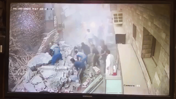 Bức tường bất ngờ đổ sập khiến nhiều người thiệt mạng, camera hé lộ toàn bộ diễn biến kinh hoàng- Ảnh 1.